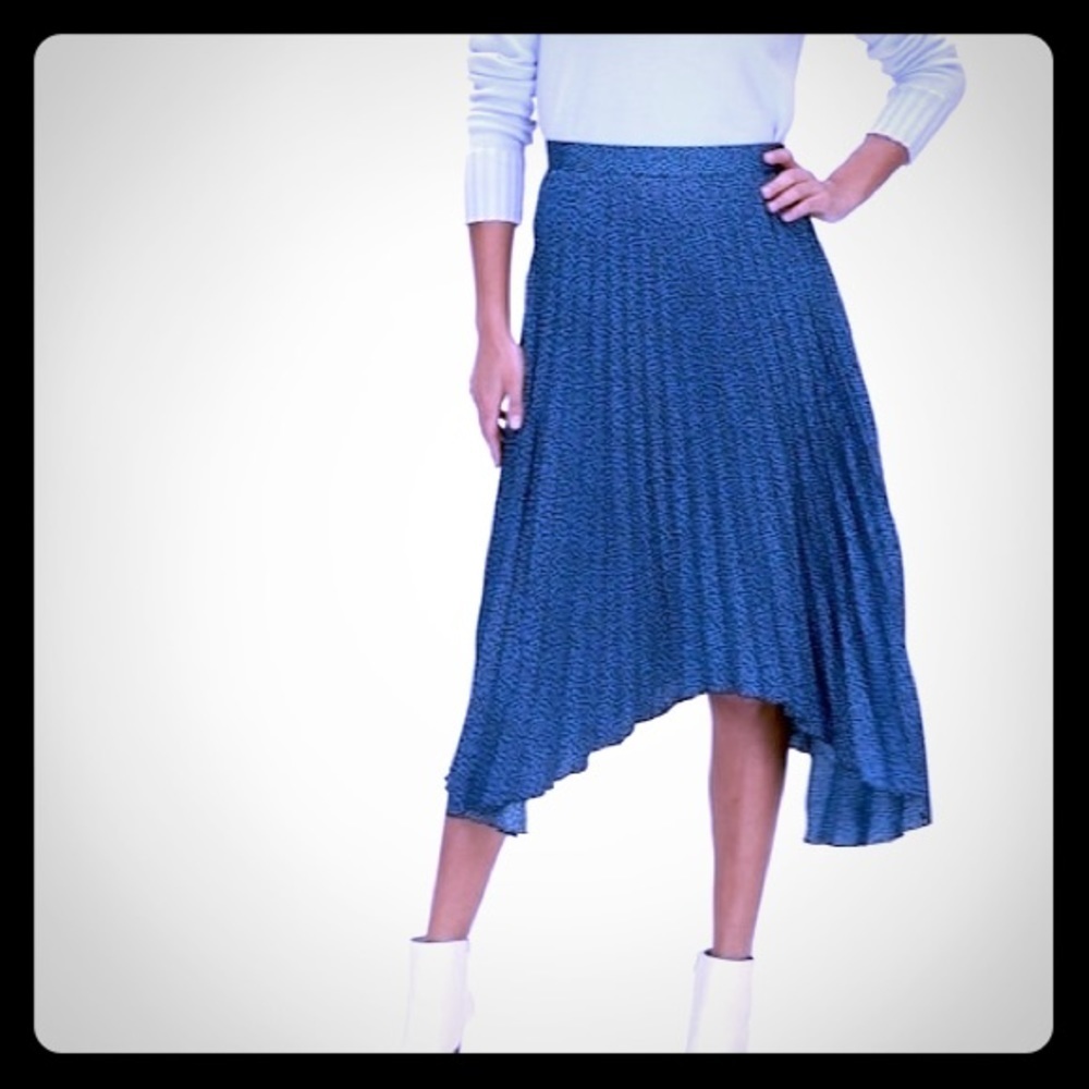 Pleated High-Low Skirt‎